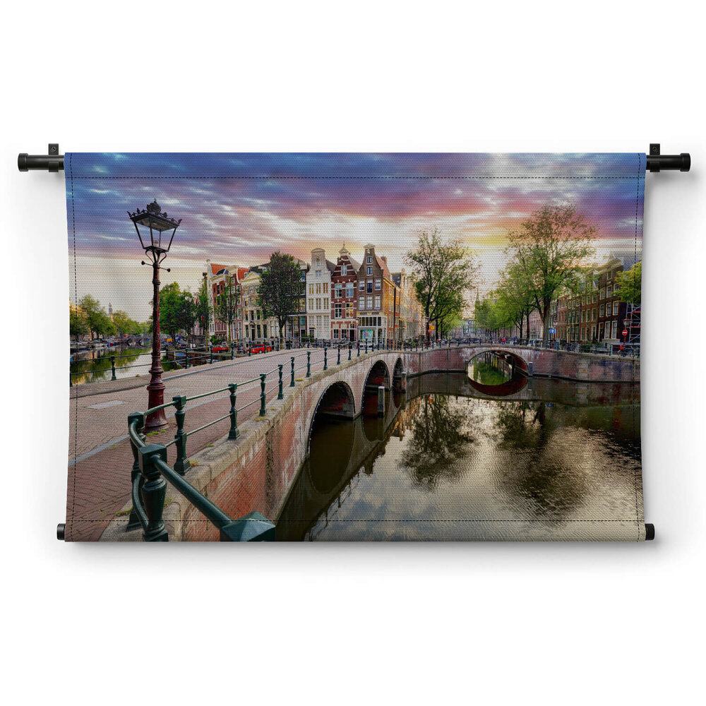 Amsterdamse grachtenpanden bij zonsondergang