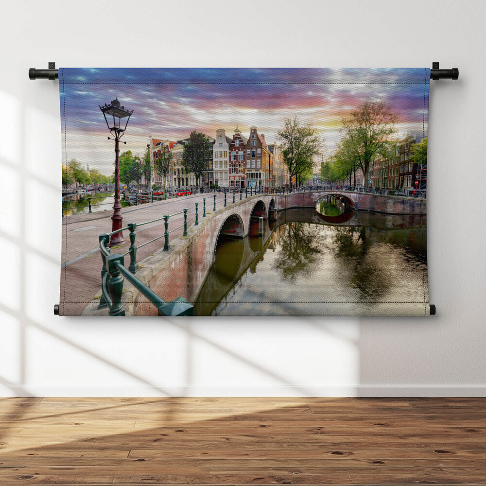 Amsterdamse grachtenpanden bij zonsondergang