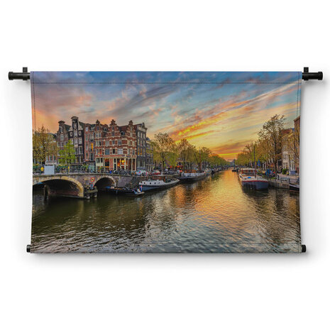 Amsterdamse skyline bij zonsondergang aan de gracht