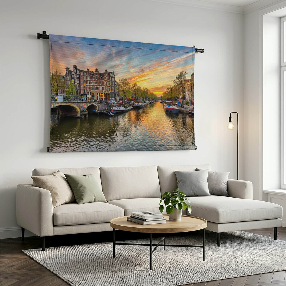 Amsterdamse skyline bij zonsondergang aan de gracht