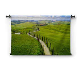 Slingerend door de groene velden van Toscane