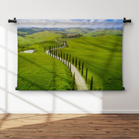 Slingerend door de groene velden van Toscane