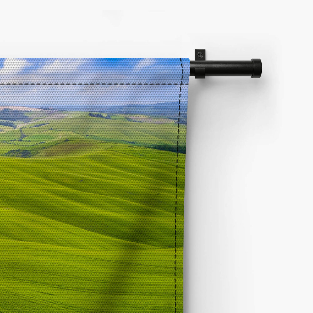 Slingerend door de groene velden van Toscane