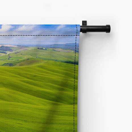 Slingerend door de groene velden van Toscane