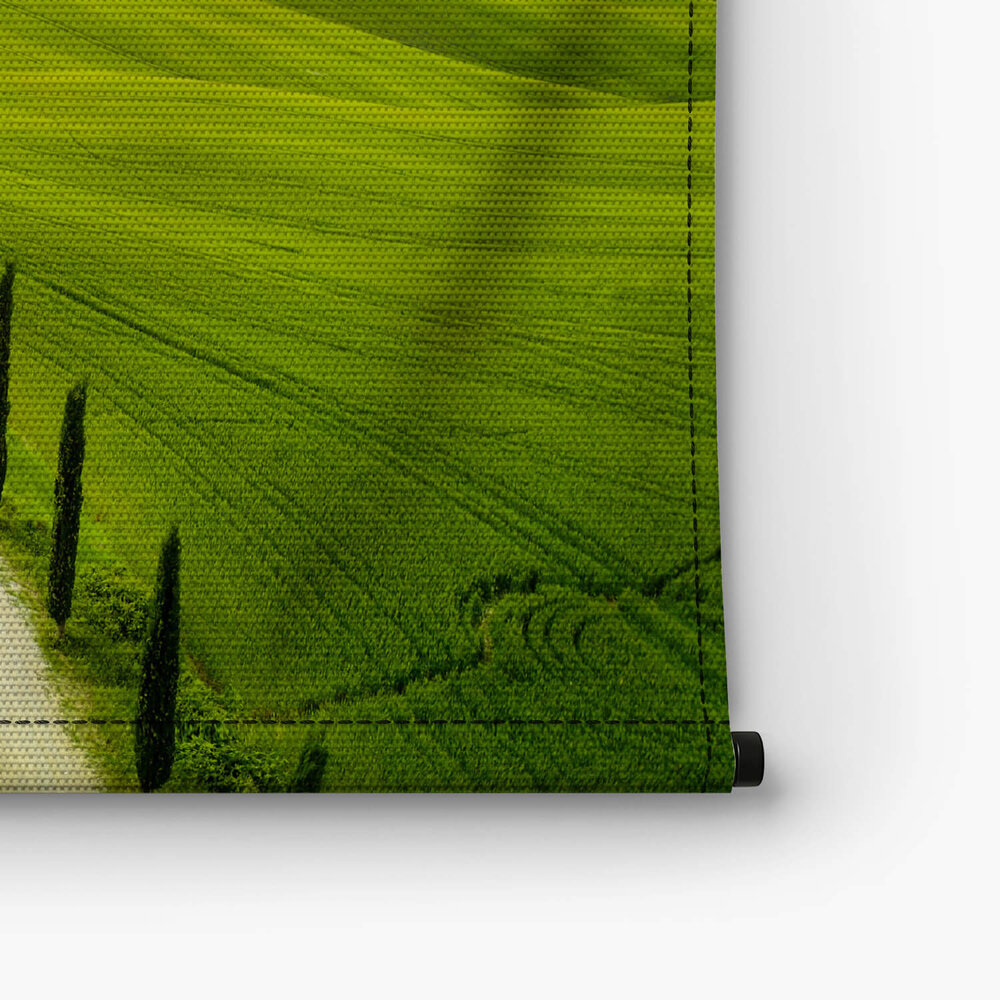 Slingerend door de groene velden van Toscane