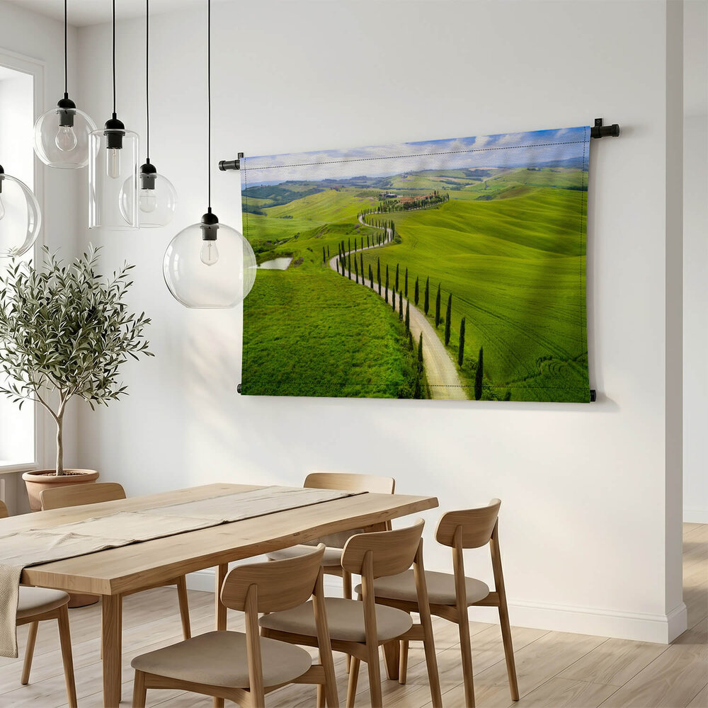 Slingerend door de groene velden van Toscane