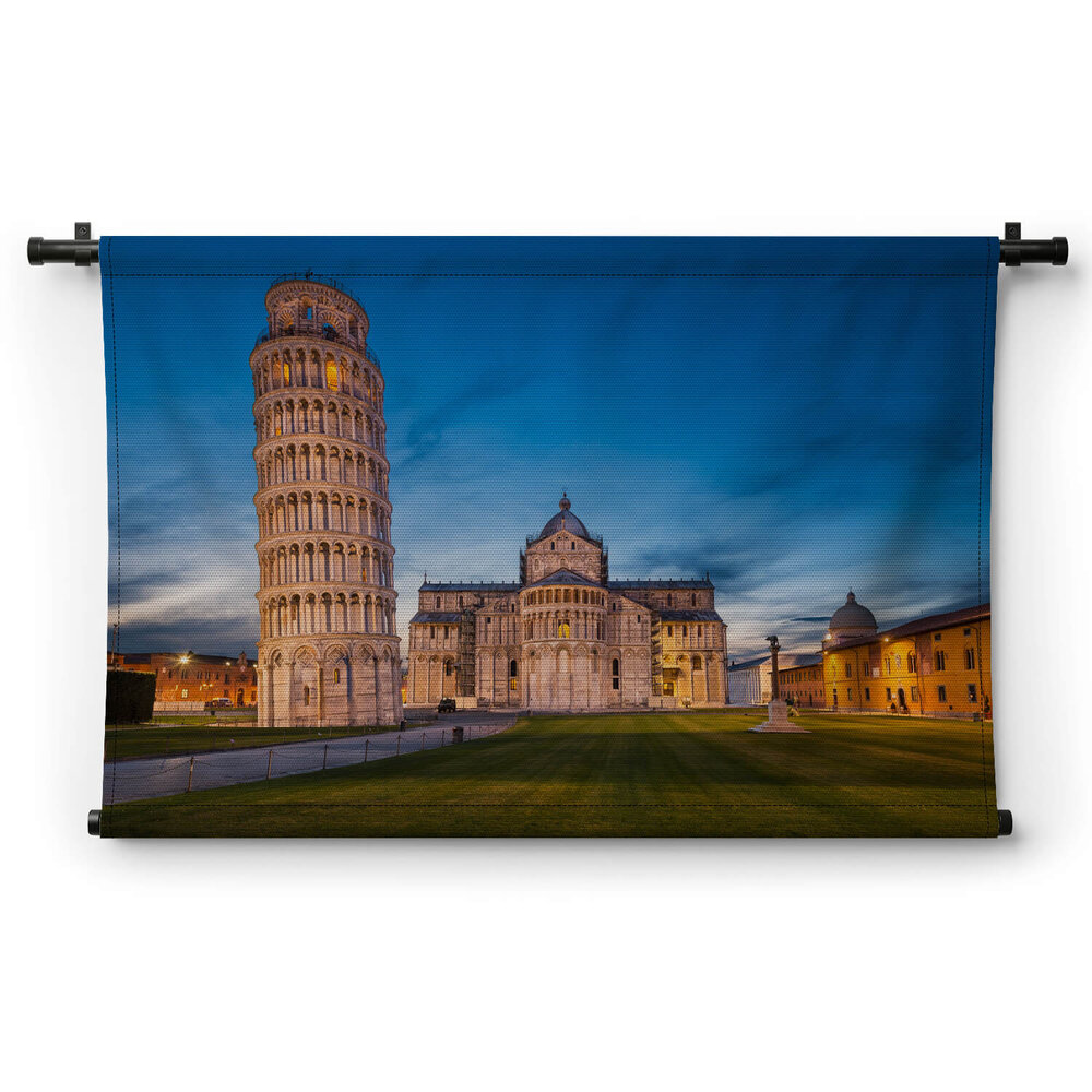 Sfeervol verlichte toren van Pisa