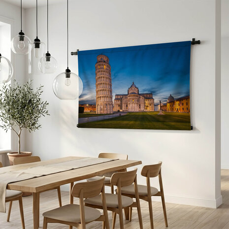 Sfeervol verlichte toren van Pisa