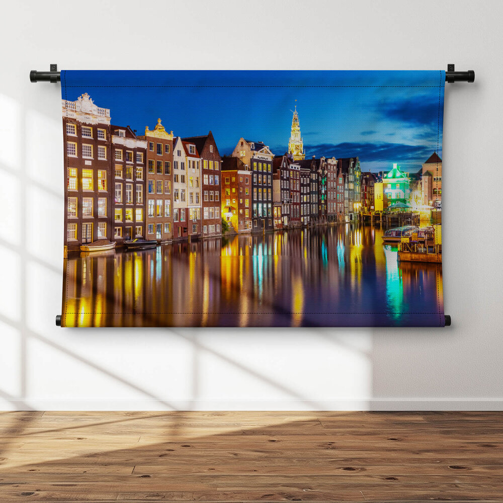 Zomeravond met uitzicht op iconische Amsterdamse gebouwen
