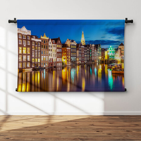 Zomeravond met uitzicht op iconische Amsterdamse gebouwen