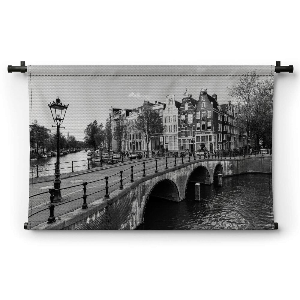 Gracht van Amsterdam in zwart-wit