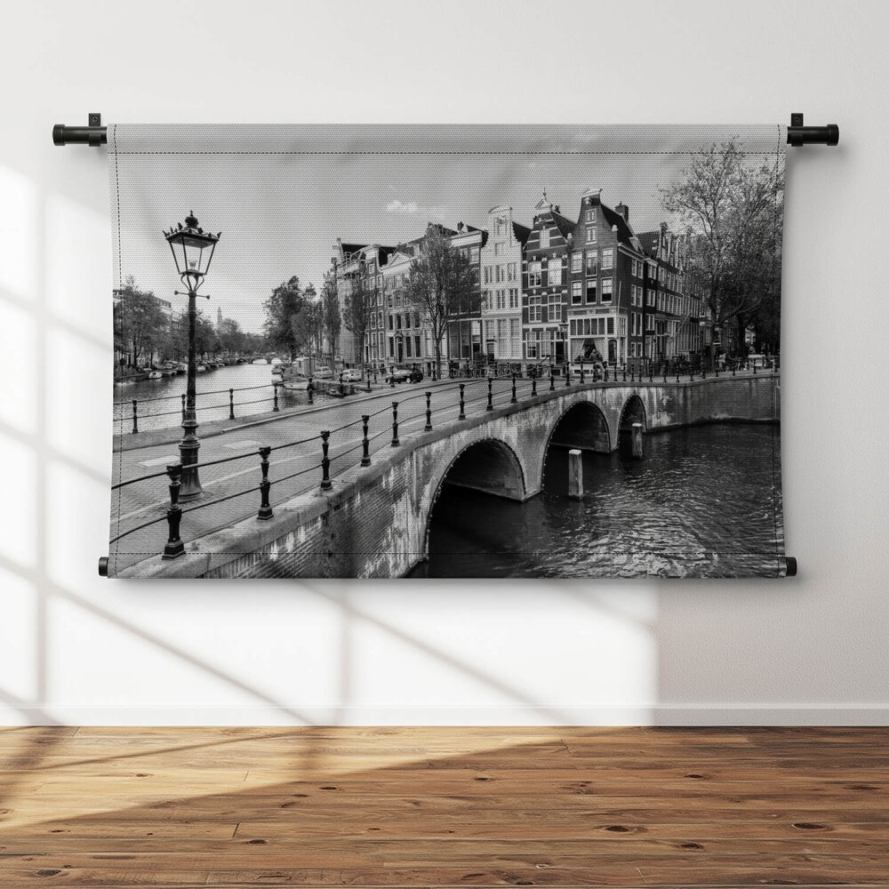 Gracht van Amsterdam in zwart-wit