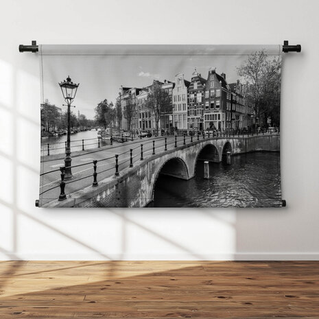 Gracht van Amsterdam in zwart-wit