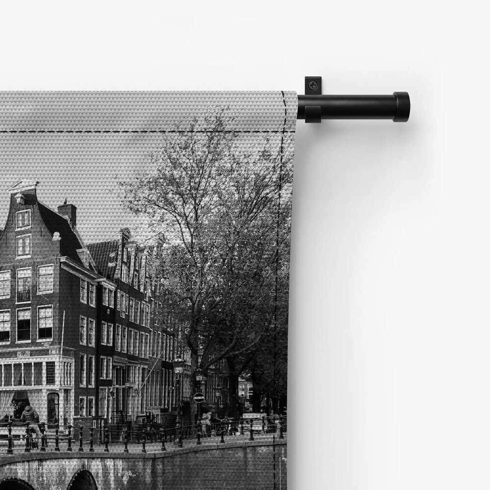 Gracht van Amsterdam in zwart-wit