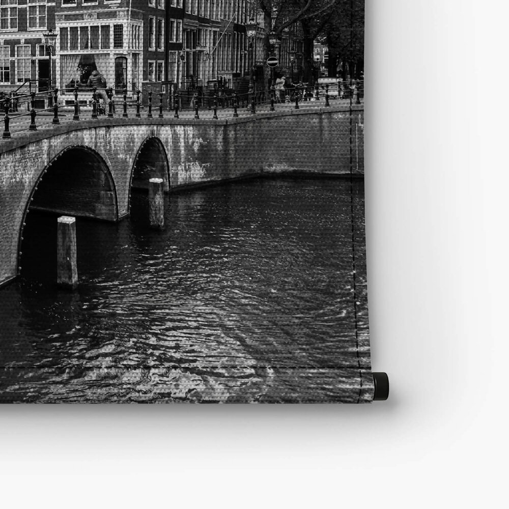 Gracht van Amsterdam in zwart-wit
