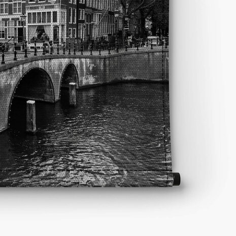 Gracht van Amsterdam in zwart-wit