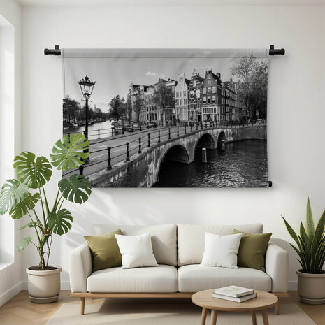 Gracht van Amsterdam in zwart-wit