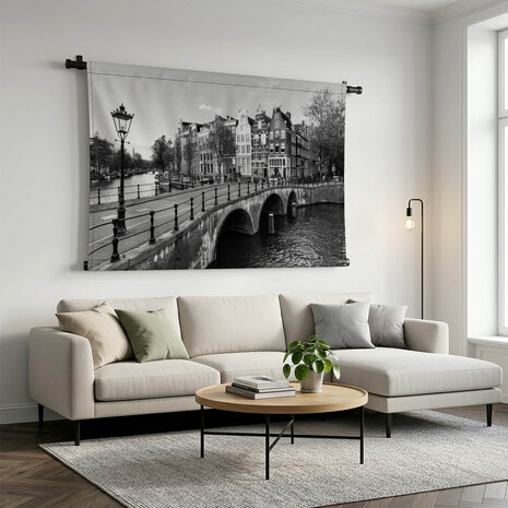 Gracht van Amsterdam in zwart-wit