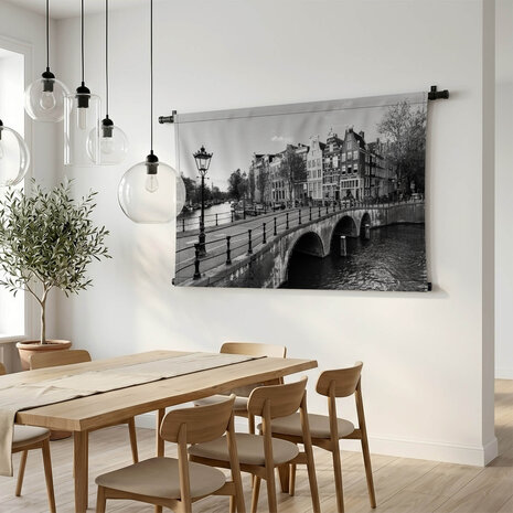 Gracht van Amsterdam in zwart-wit