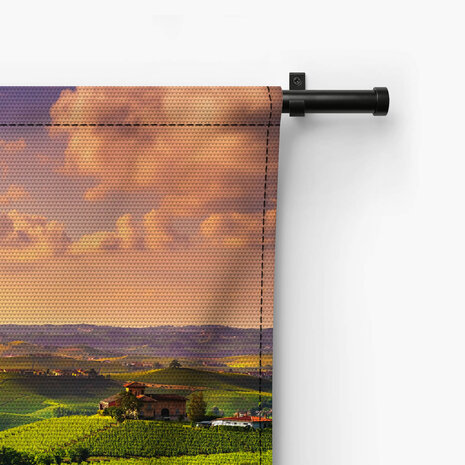 Uitgestrekte Italiaanse wijngaarden bij zonsondergang