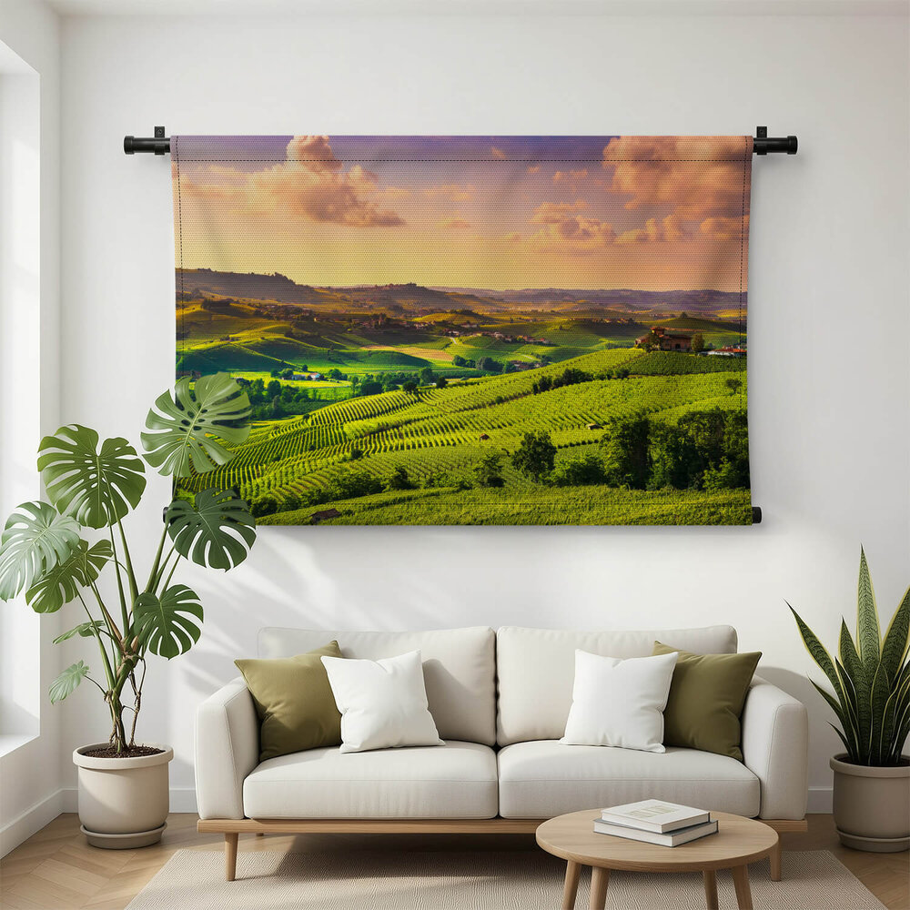 Uitgestrekte Italiaanse wijngaarden bij zonsondergang