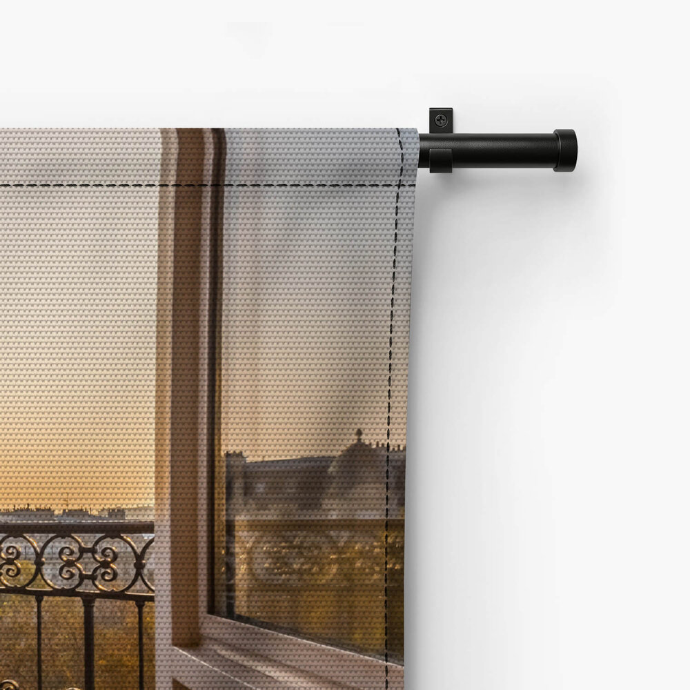Sfeervol Frans balkon bij zonsondergang