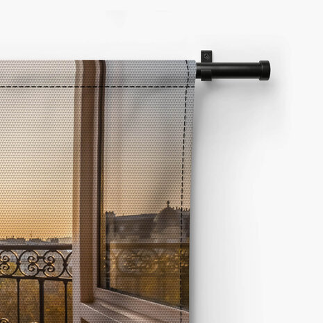 Sfeervol Frans balkon bij zonsondergang