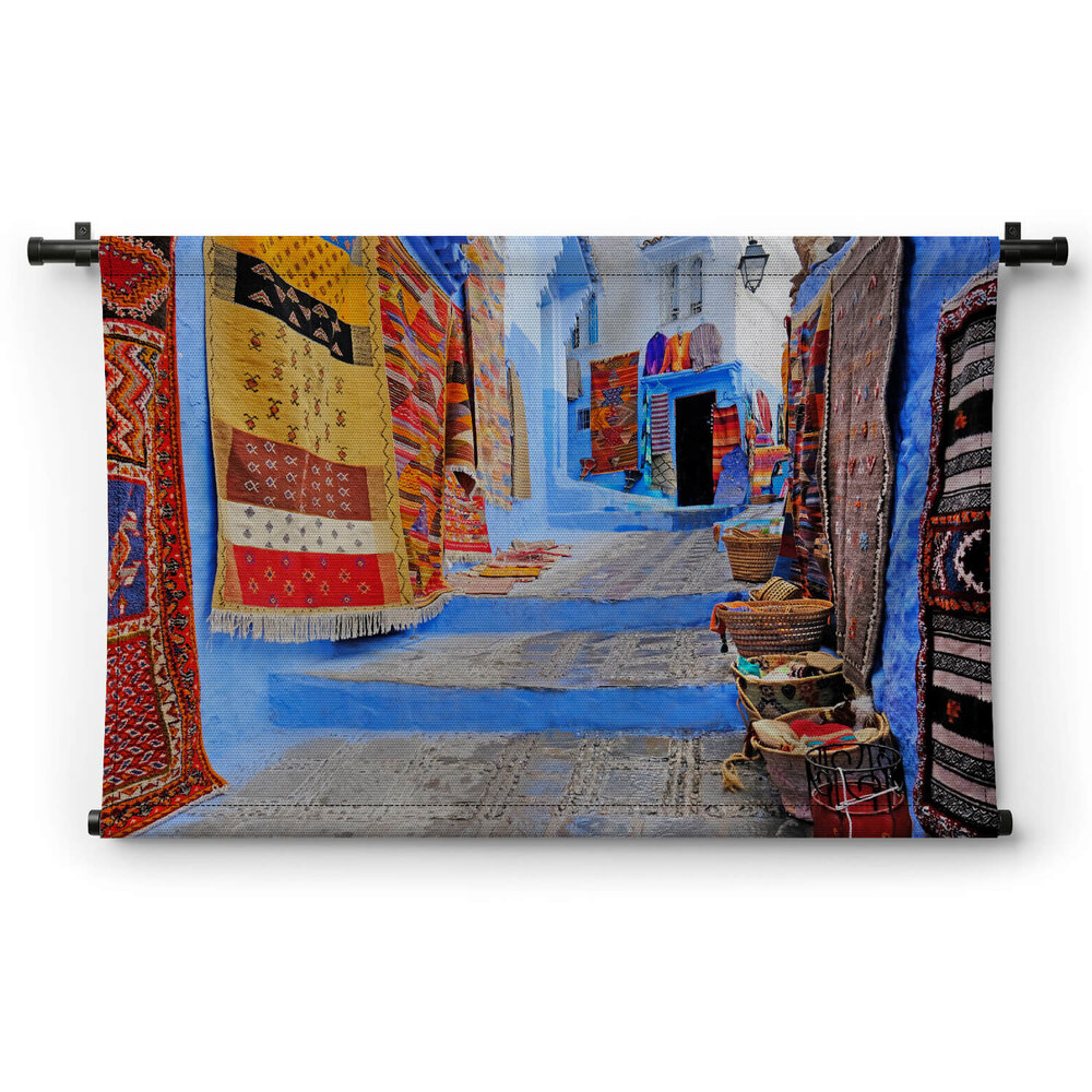 Straatje in Chefchaouen met kleden