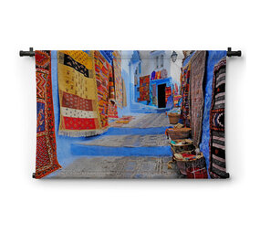 Straatje in Chefchaouen met kleden