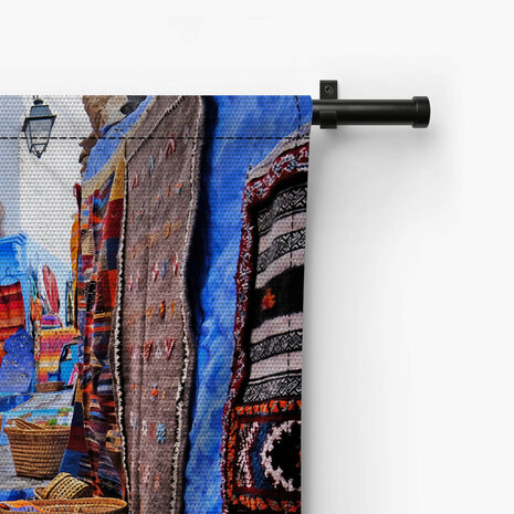 Straatje in Chefchaouen met kleden