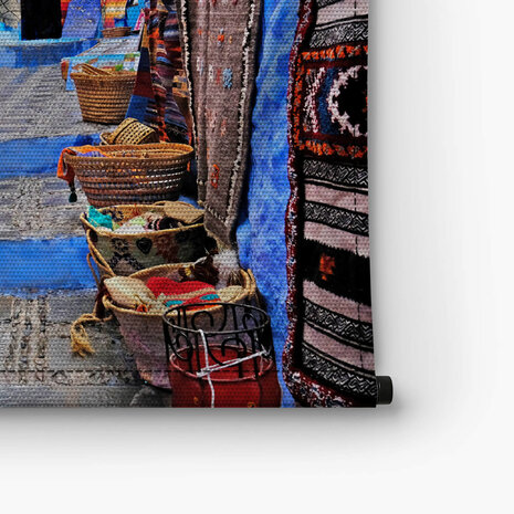 Straatje in Chefchaouen met kleden
