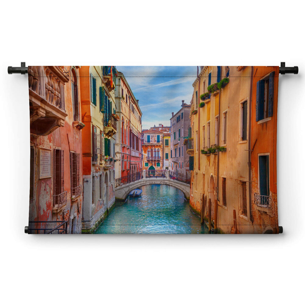 Prachtig kleurrijk doorkijkje van kanaal in Venetië