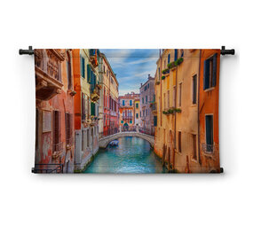 Prachtig kleurrijk doorkijkje van kanaal in Venetië