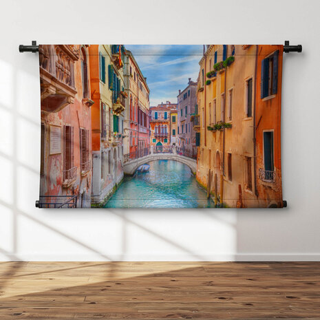 Prachtig kleurrijk doorkijkje van kanaal in Venetië