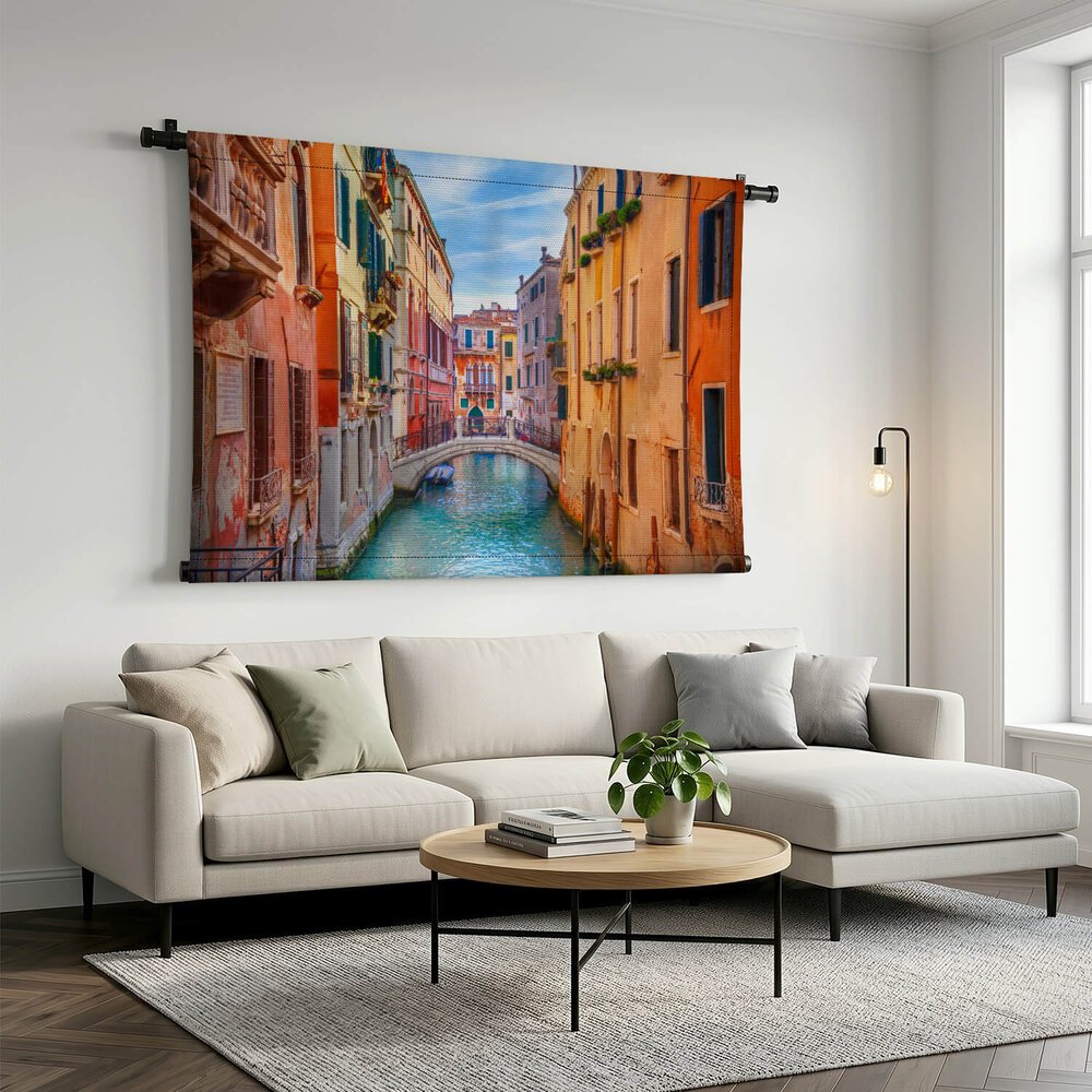 Prachtig kleurrijk doorkijkje van kanaal in Venetië