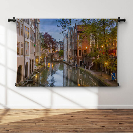 Sfeervol Utrechtse gracht in de avond