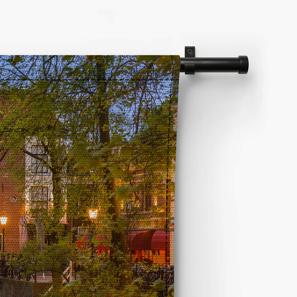 Sfeervol Utrechtse gracht in de avond
