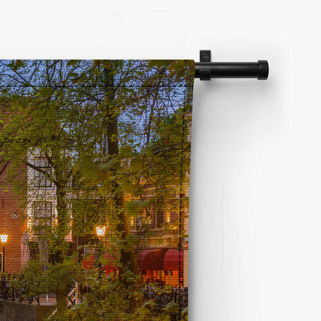Sfeervol Utrechtse gracht in de avond