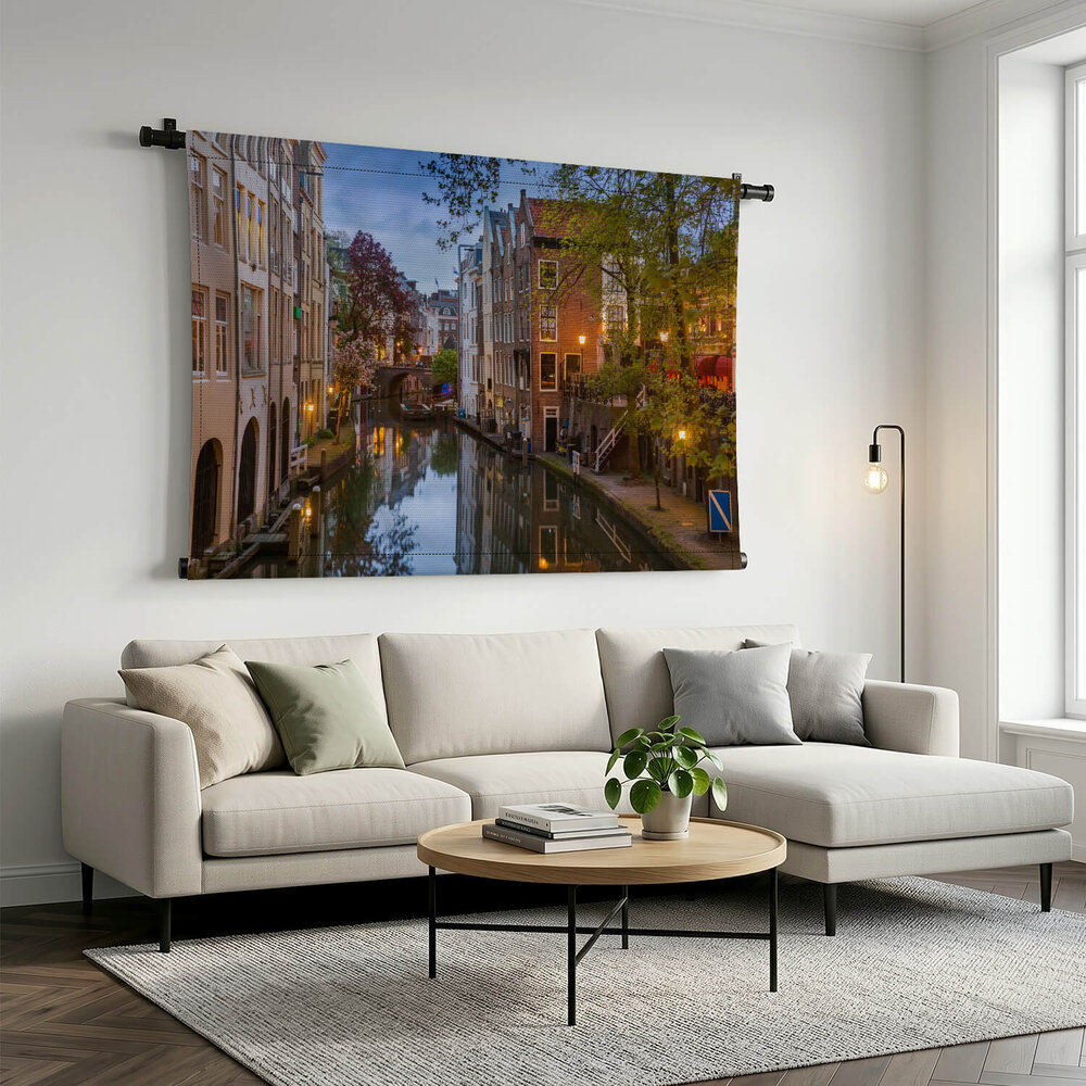 Sfeervol Utrechtse gracht in de avond
