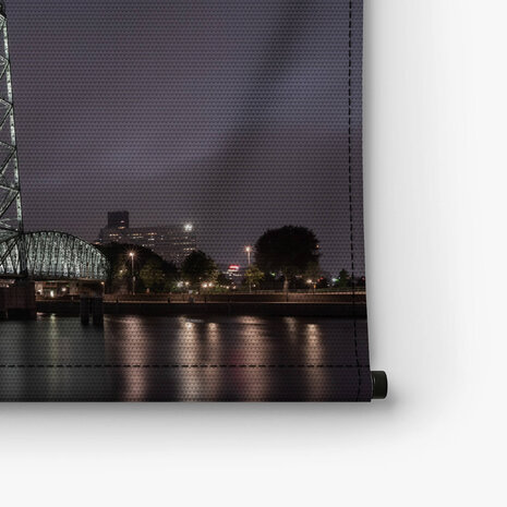 Verlichte Rotterdamse haven in de nacht