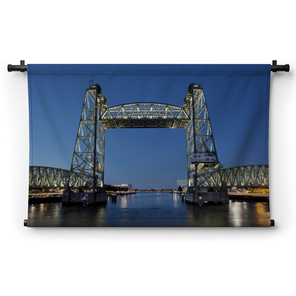 Sfeervol verlichte brug De Hef in Rotterdam