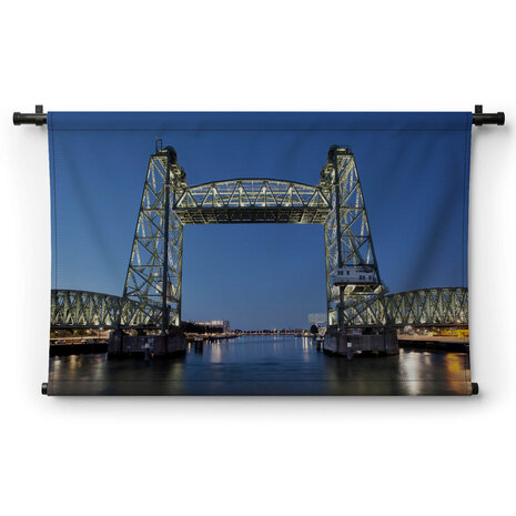 Sfeervol verlichte brug De Hef in Rotterdam