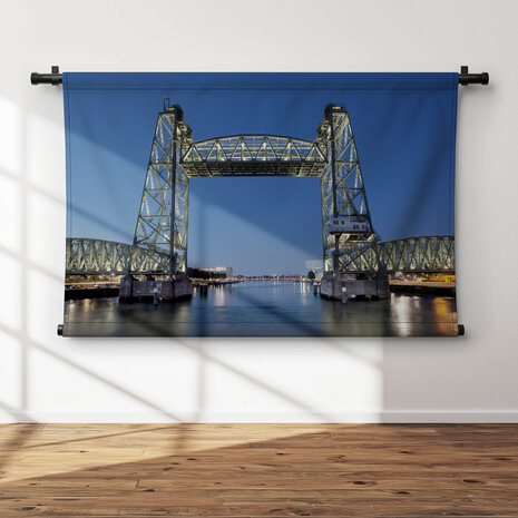 Sfeervol verlichte brug De Hef in Rotterdam