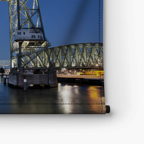 Sfeervol verlichte brug De Hef in Rotterdam