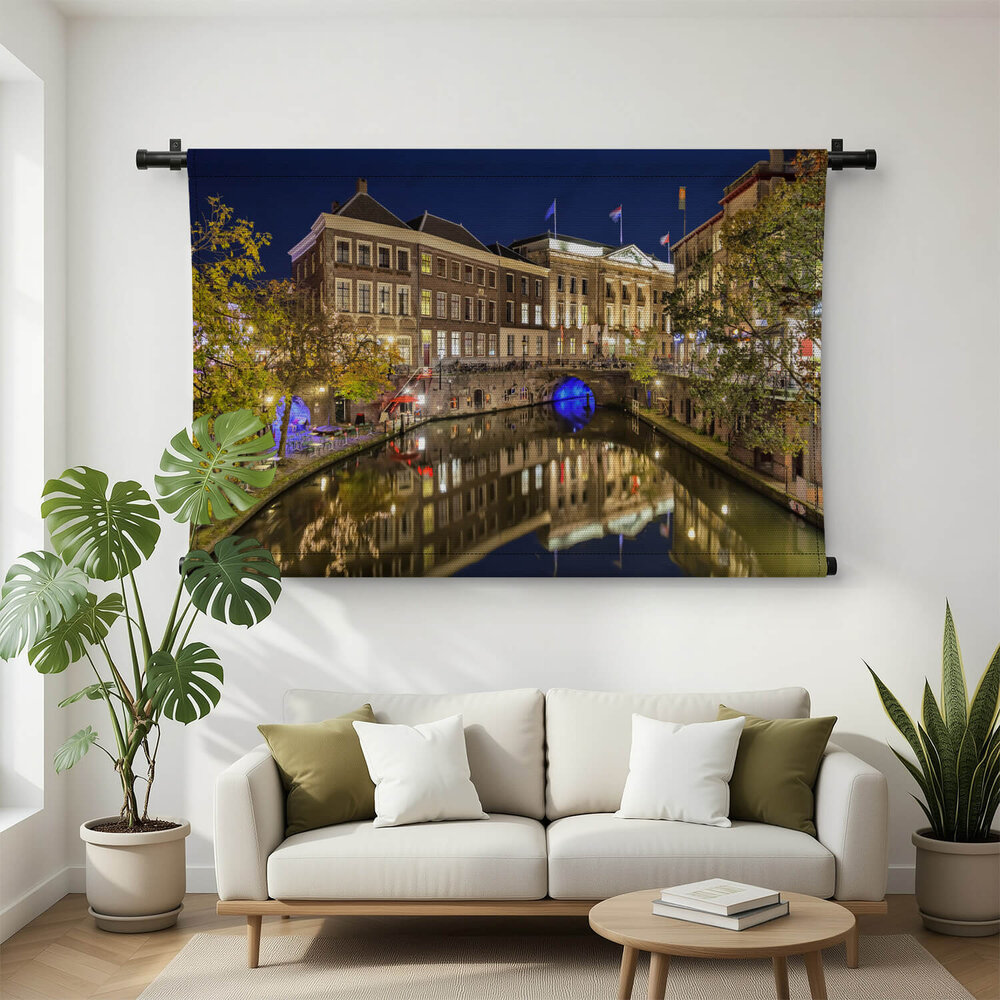 Historische huizen aan de gracht in Utrecht