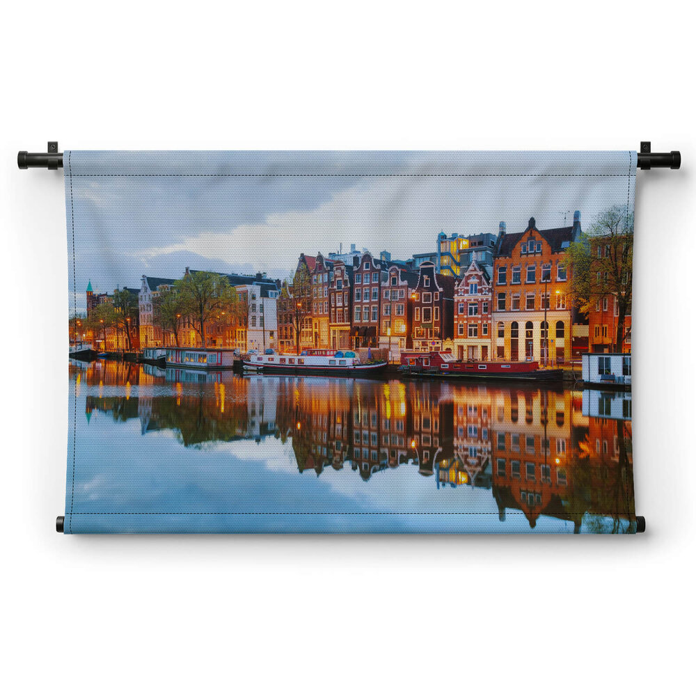 In avond verlichte Amsterdamse huizen