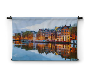 In avond verlichte Amsterdamse huizen