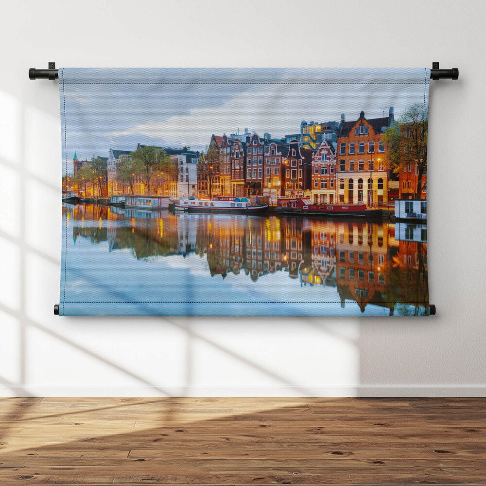 In avond verlichte Amsterdamse huizen