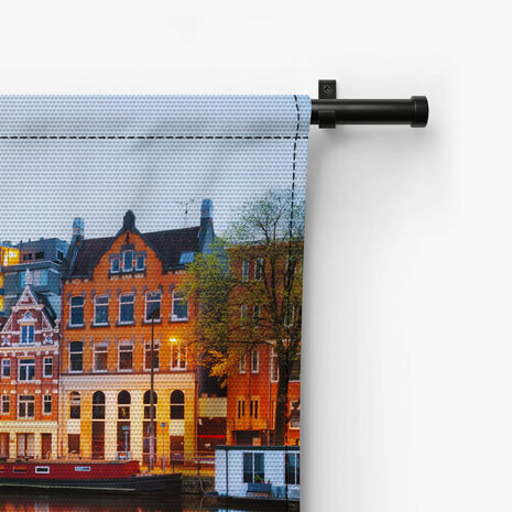 In avond verlichte Amsterdamse huizen