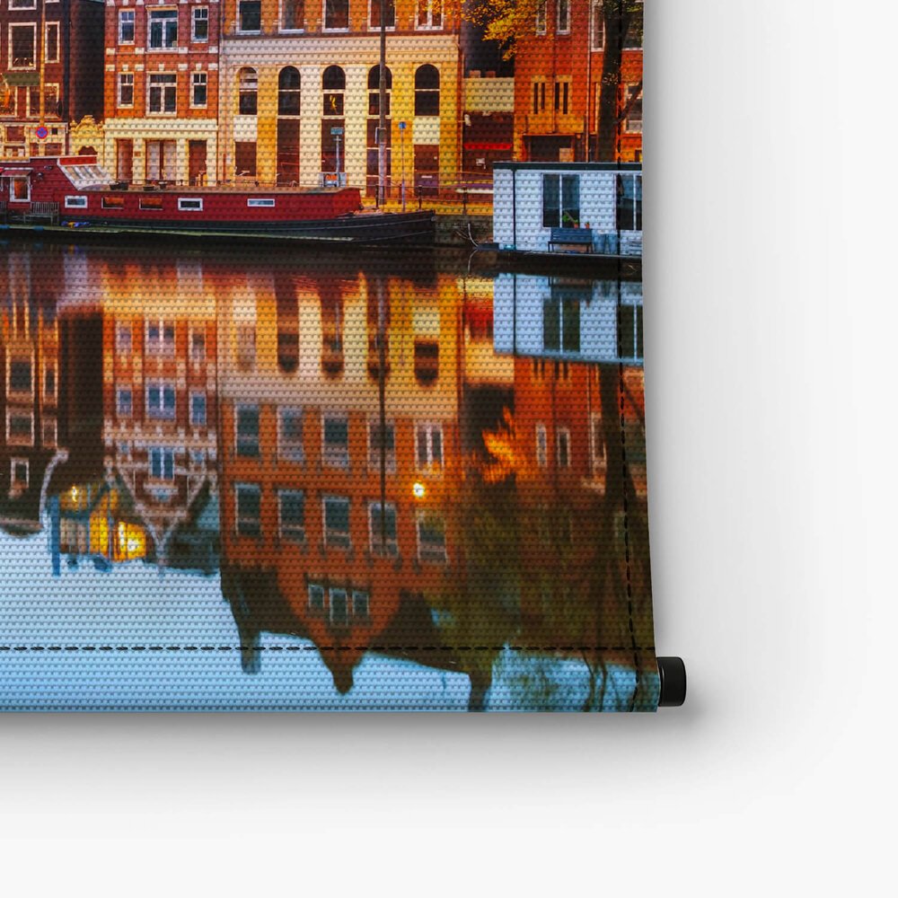In avond verlichte Amsterdamse huizen